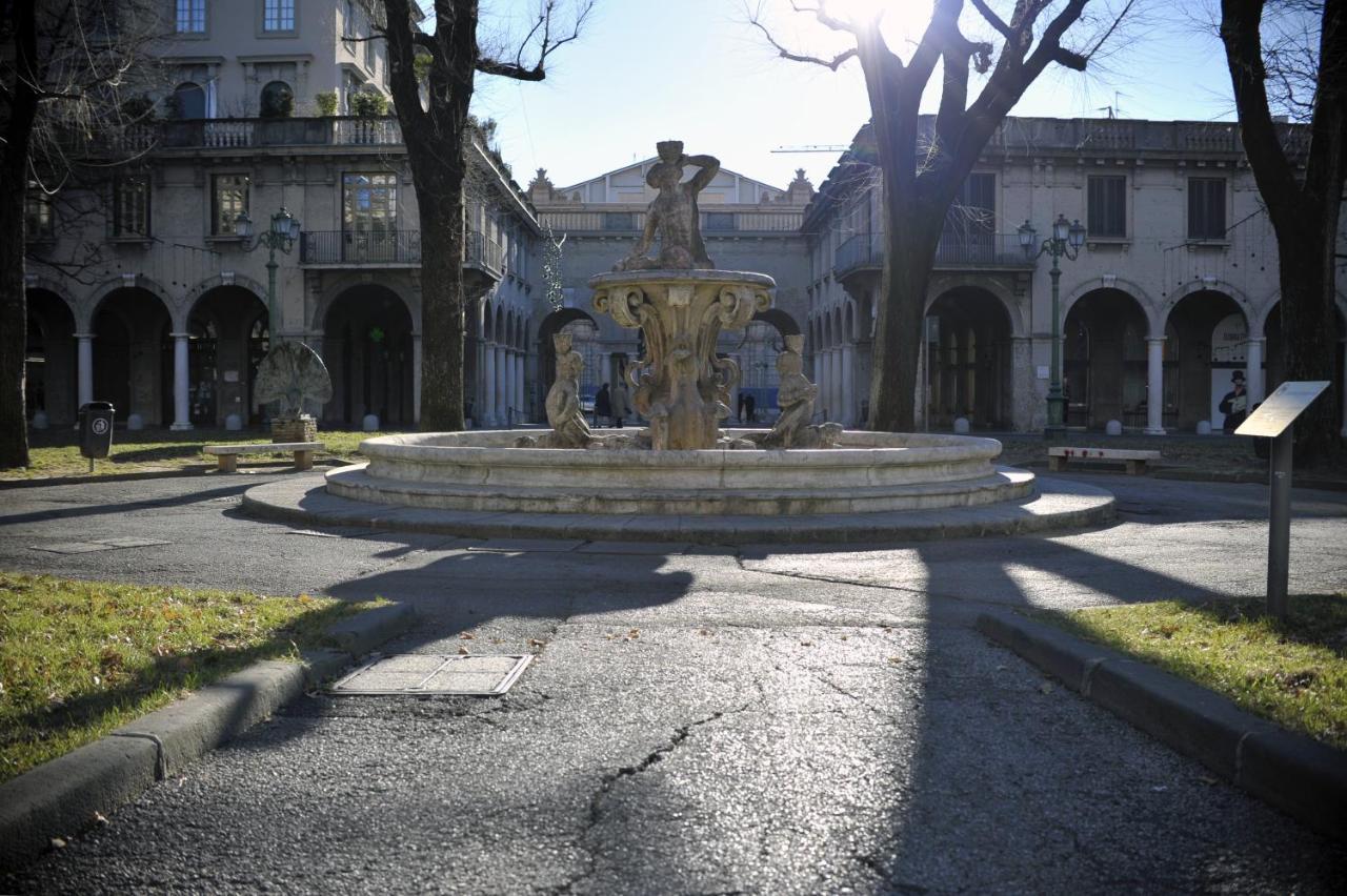 Bergamo Inn 15 المظهر الخارجي الصورة The fountain of the Piazza del Mercato