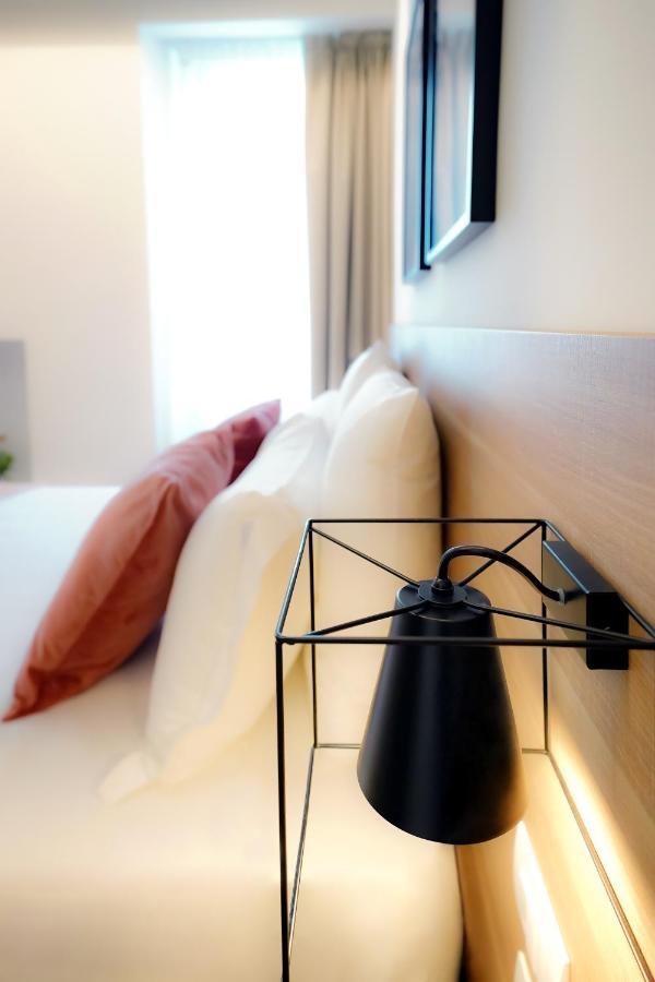 Bergamo Inn 15 المظهر الخارجي الصورة A wall-mounted lamp