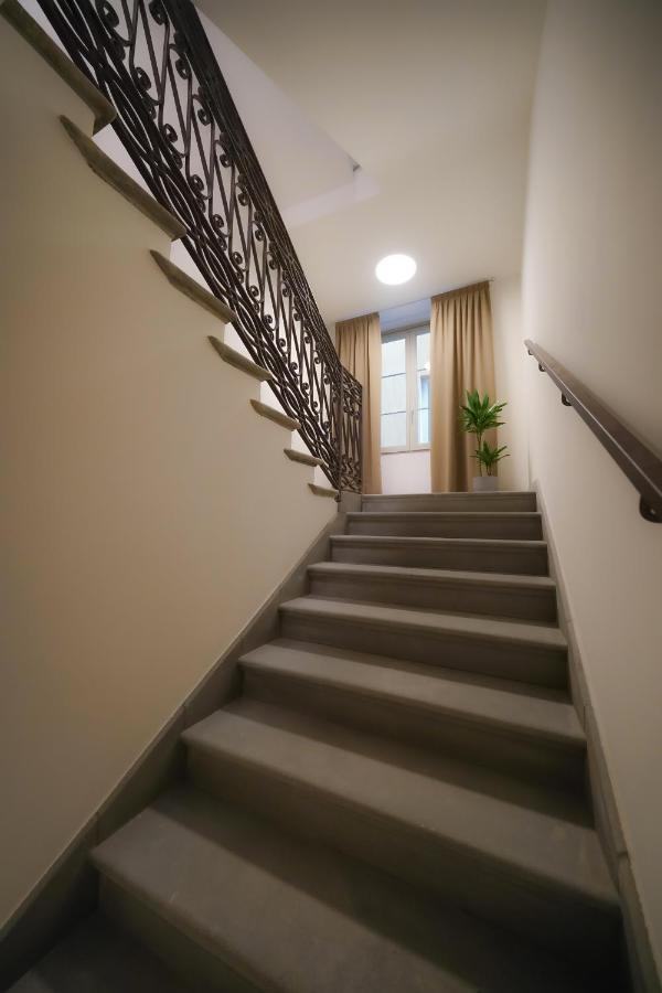 Bergamo Inn 15 المظهر الخارجي الصورة Stairs