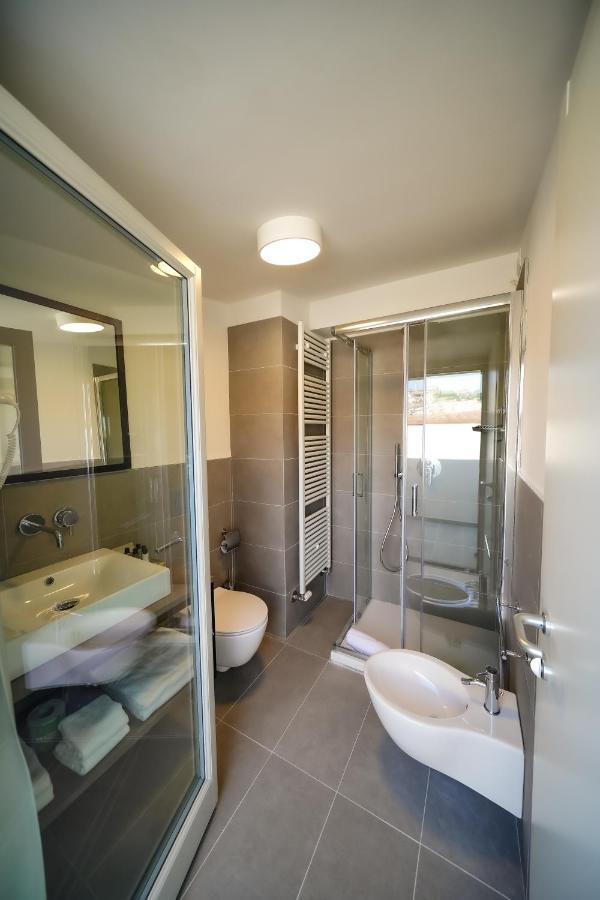 Bergamo Inn 15 المظهر الخارجي الصورة A shower enclosure