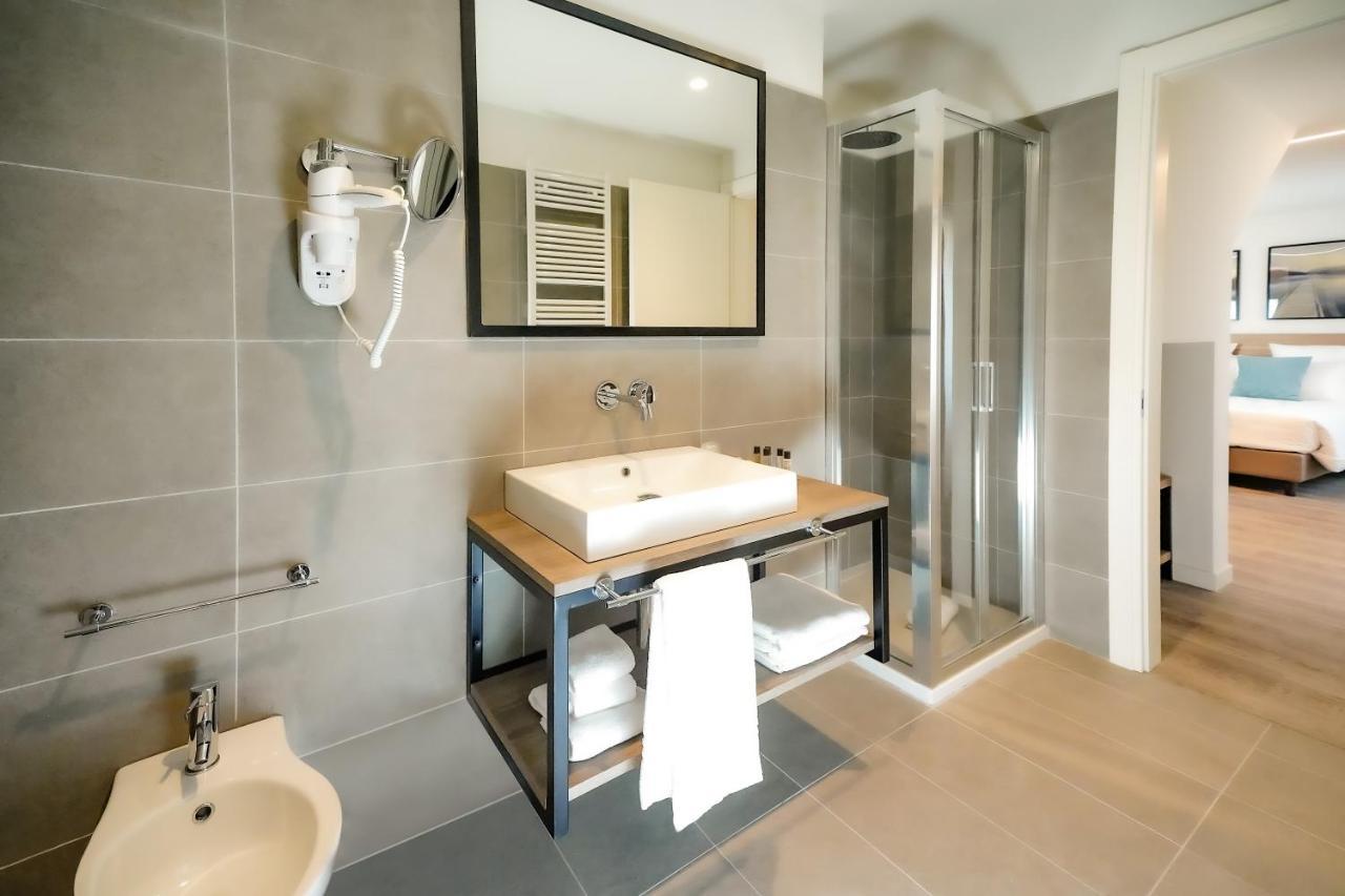 Bergamo Inn 15 المظهر الخارجي الصورة Bathroom of a hotel room