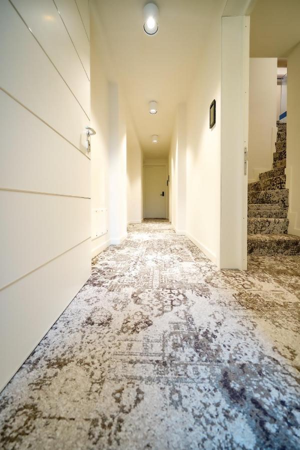 Bergamo Inn 15 المظهر الخارجي الصورة A granite floor